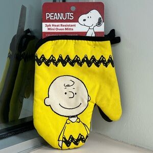 Peanuts 2PK Heat Resistant Mini Oven Mitts